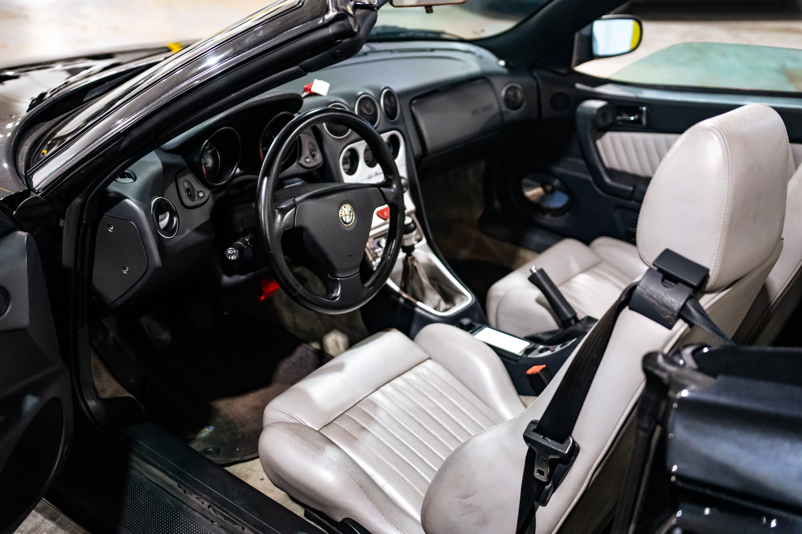 Alfa Romeo 916 Spider Interior