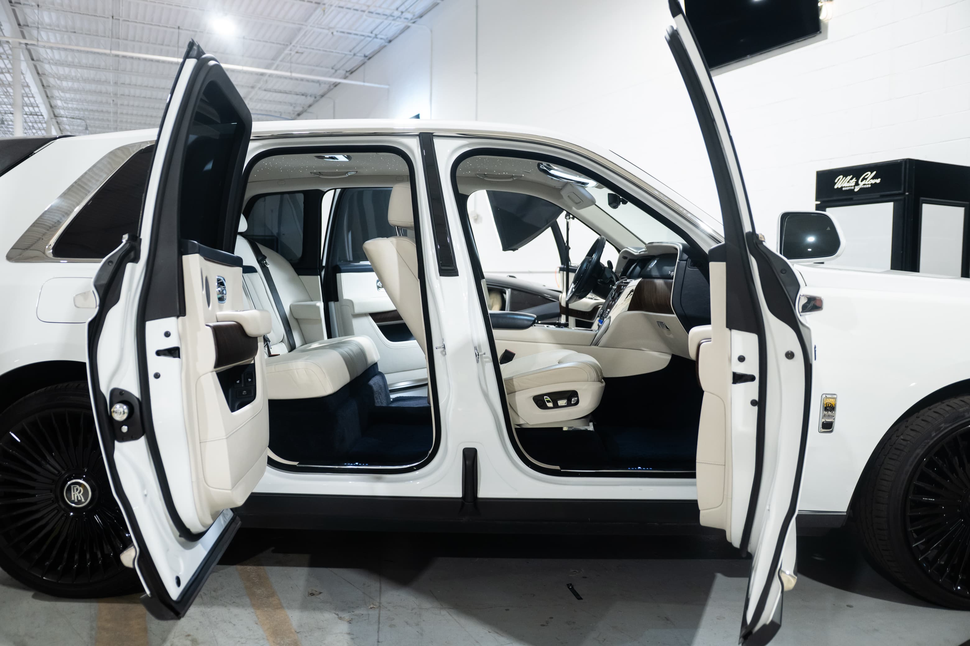 ROLLS-ROYCE Cullinan Cockpit